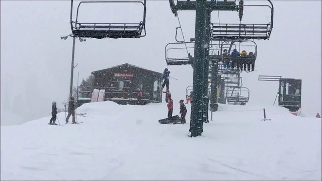 Cet ado est suspendu à un télésiège par son sac.. La loose