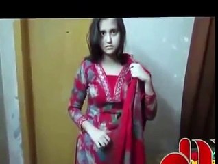 Is Larki Ny To Kamry Ky Samny Kapry Utar Dye Must watch and share it also
