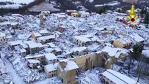 Italie : un drone filme les décombres enneigés d'Amatrice, ravagé par un séisme il y a quatre mois