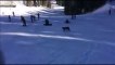 Un lynx débarque sur une piste de ski devant des dizaines de skieurs stupéfaits