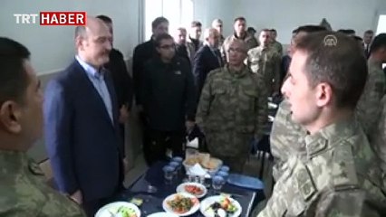 İçişleri Bakanı Soylu askerlerle kahvaltı yaptı