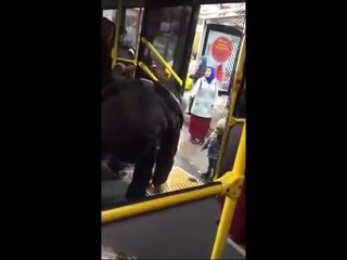 İETT şöförünün engelli vatandaşa, otobüsteki engelli rampasını açarken söylenmesi