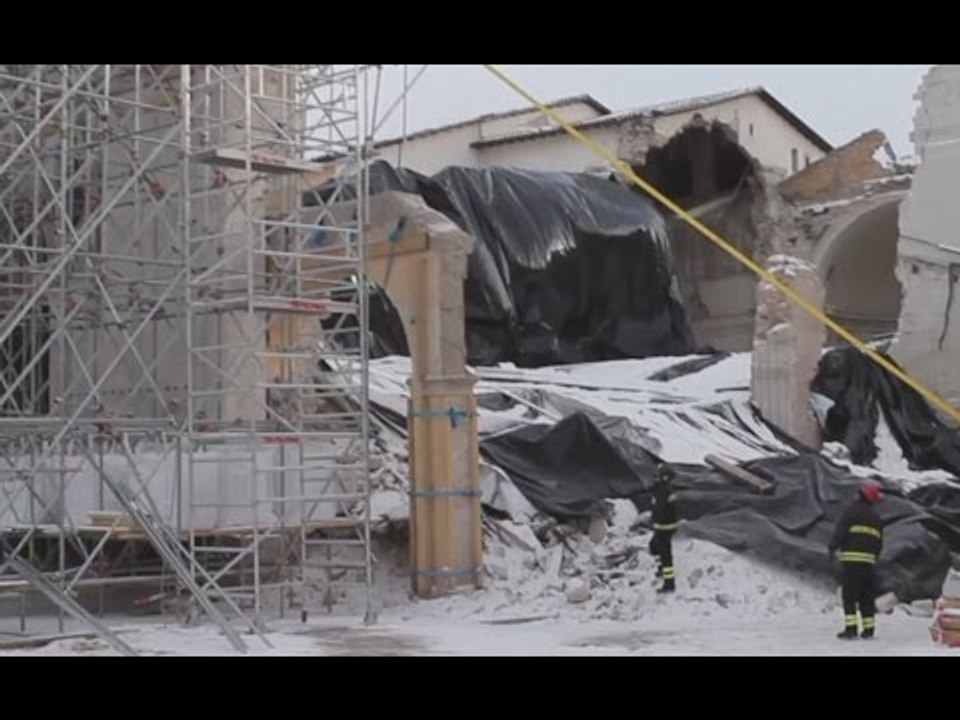 Norcia (PG) - Terremoto, bufera di neve in piazza San Benedetto (07.01.17)