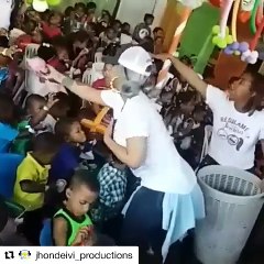 Milka la mas dura regalando juguetes a todos los niños presentes