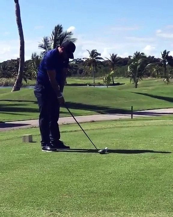 Lapiz conciente jugando golf con sus amistades