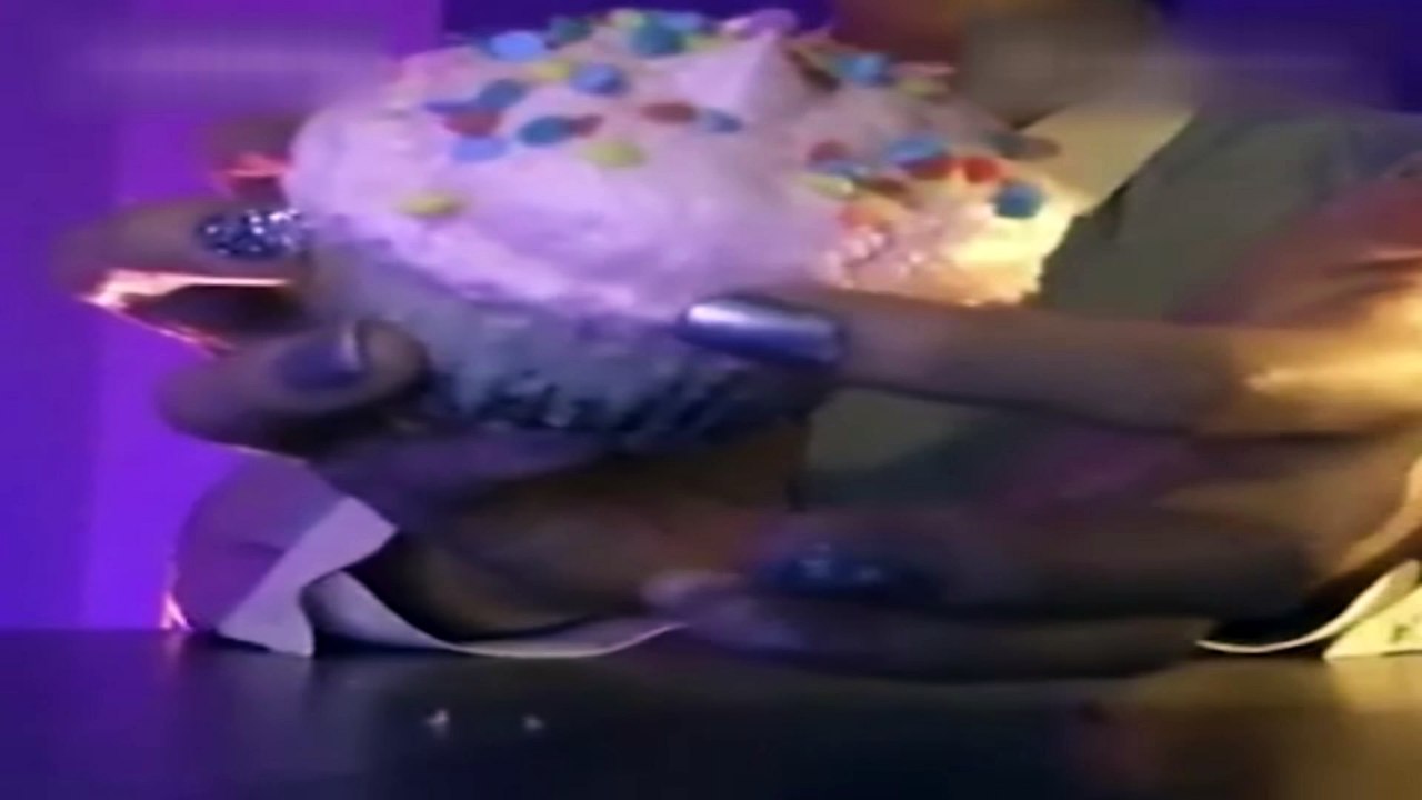 "Yüzünü ekmeğe gömen kız" internetin yeni fenomeni haline geldi