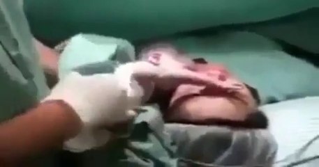 Recien nacido que no quiere despegarse ni un segundo de su madre