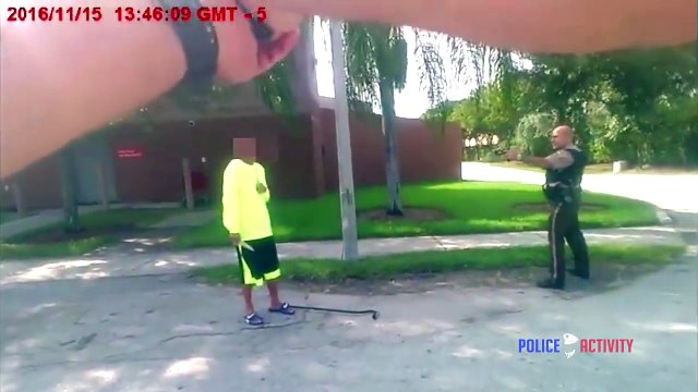 Ces 2 policiers américains maitrisent un homme armé d'un couteau sans tirer de coup de feu!