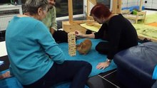 Ce lapin joue parfaitement bien au Jenga. Il va vous bluffer !