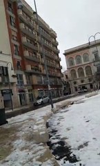 Ad Andria riprende a nevicare, il VIDEO in diretta da Piazza Catuma