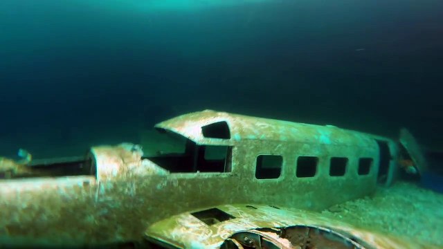 Ce libre plongeon dans un lac gelé est à la fois étonnant et terrifiant