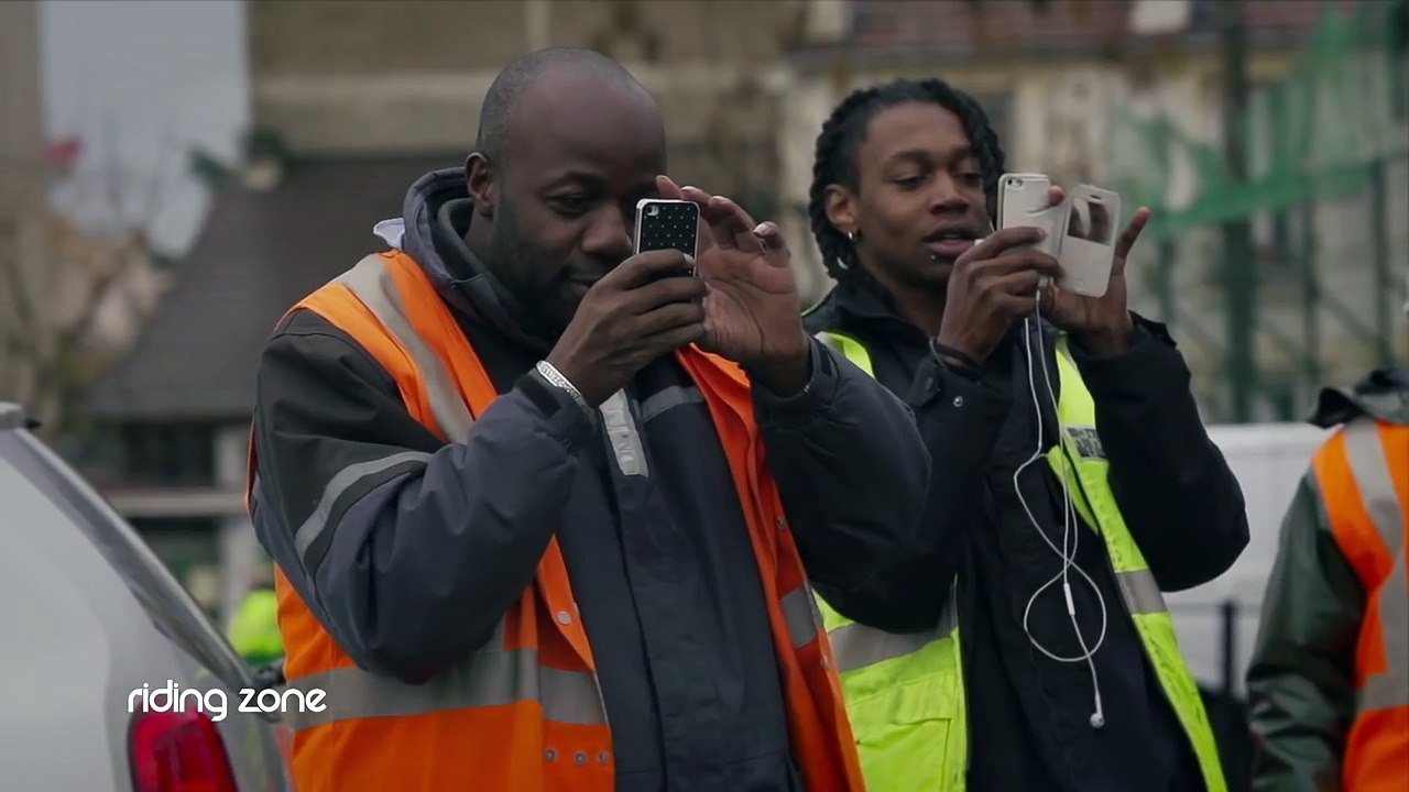Deux amis font du street ski dans le centre-ville de Paris
