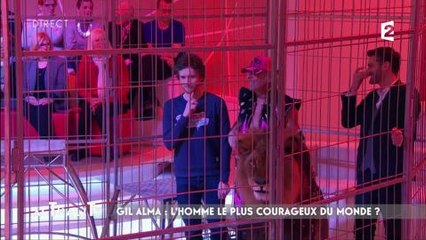 "AcTualiTy" : un lion gifle Baptiste Lecaplain avec sa queue ! (Vidéo)