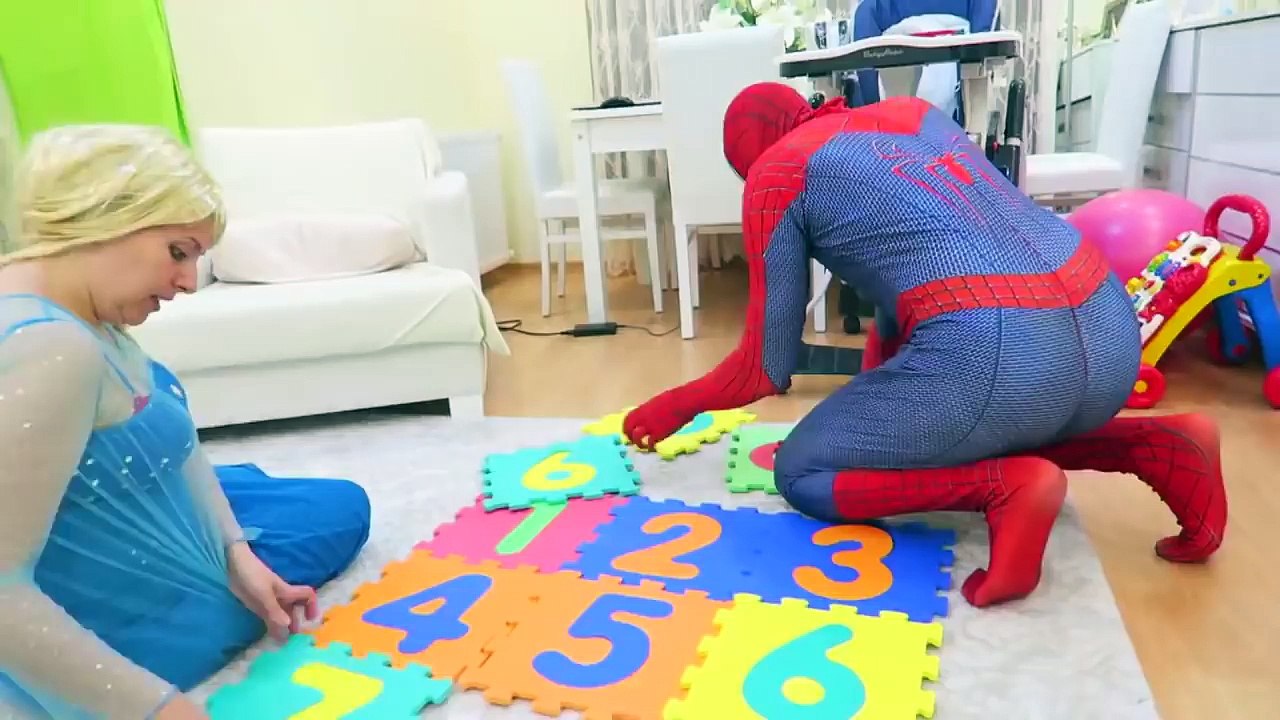 PREGNANT Frozen Elsa VOMIT RAINBOW COLORED BALLS w/ SPIDERMAN MINNIE MOUSE vs Joker Superhero Fun