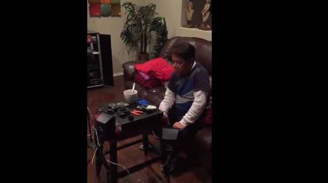 Il laisse son père avec une application BeatMaker et voilà le résultat