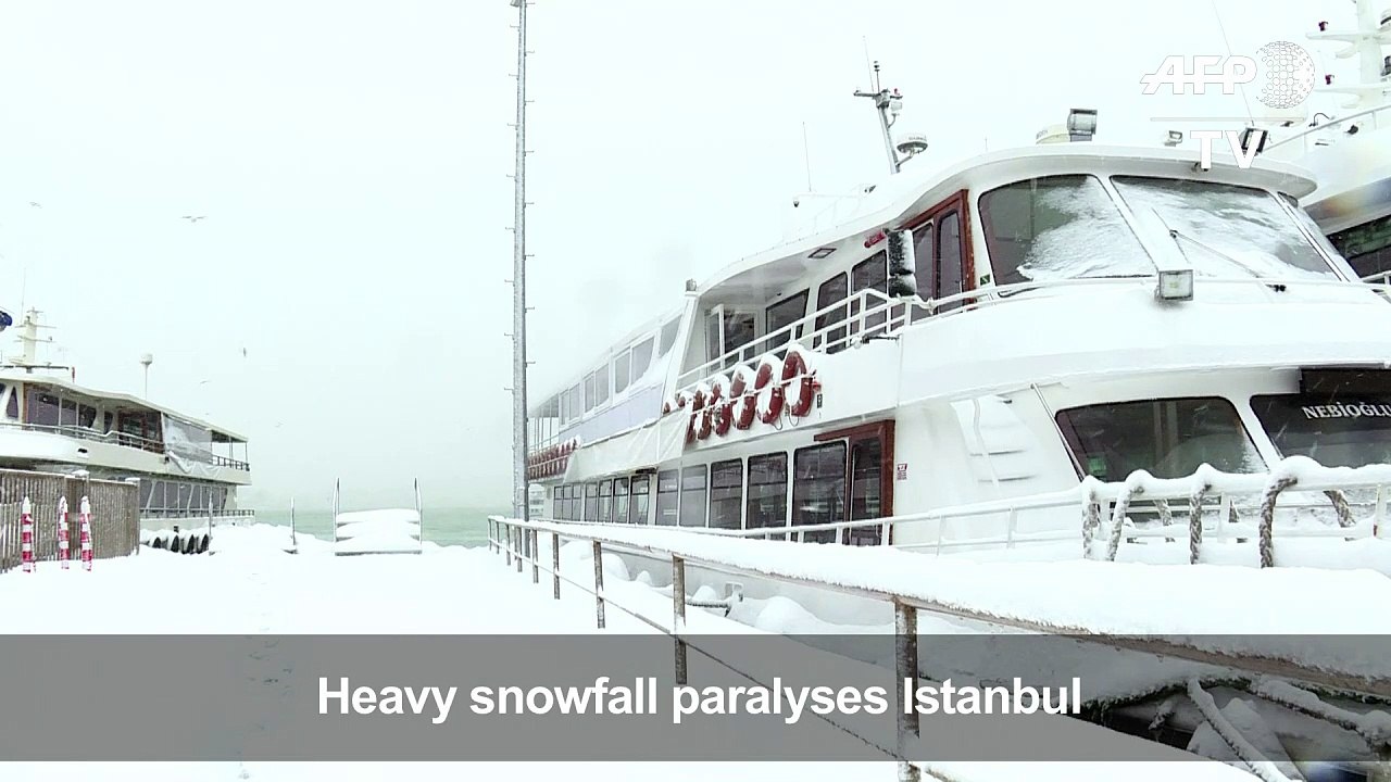 Heavy snowfall paralyses Istanbul