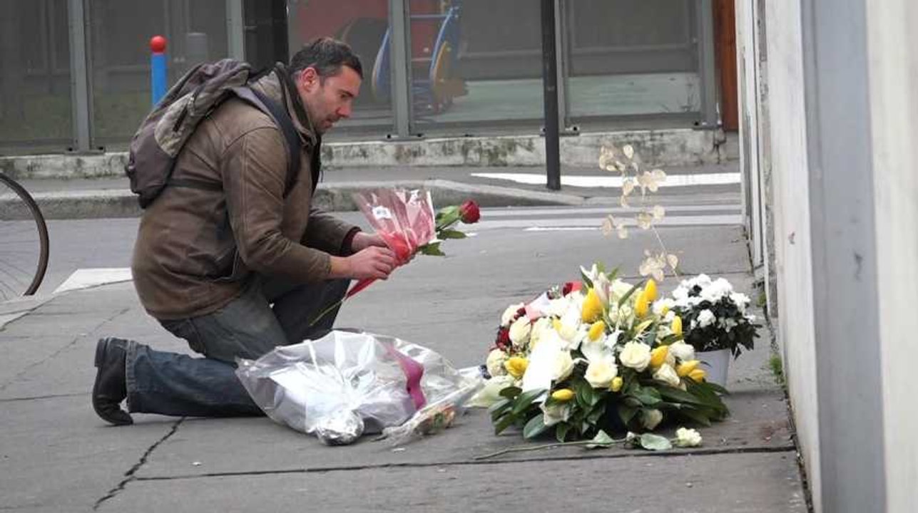 Lecteurs, policiers et artiste de rue... Les hommages émouvants devant l'ancien siège de Charlie Hebdo