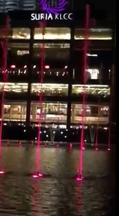 spectacle des fontaines à Kuala Lumpur de nuit