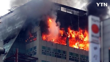 [영상] "밥먹다가 뛰어나와" 김해 사우나 건물 화재 상황 / YTN (Yes! Top News)