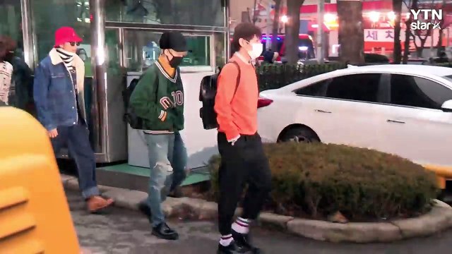 [★영상] 방탄소년단, 댄디한 복고풍 패션…'슈가는 휴식 중' (뮤직뱅크 출근길) / YTN (Yes! Top News)