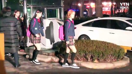 [★영상] 나인뮤지스A "교복 입고 왔어요"…깜찍 여고생 변신 (뮤직뱅크 출근길) / YTN (Yes! Top News)