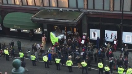 Borravalójukért tüntettek a Harrods pincérei Londonban