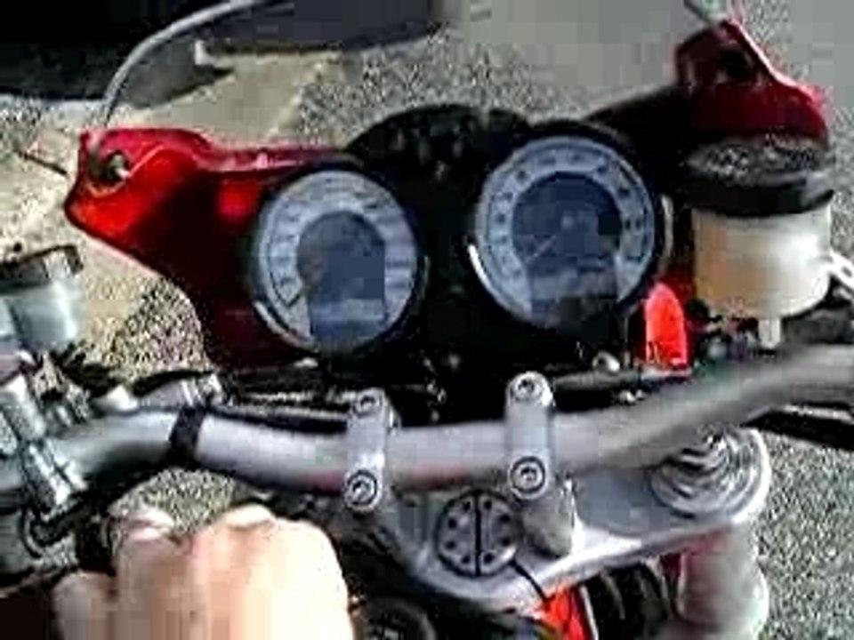 ducati s2r 1000 à l'arret avec collecteur pots déchicanés