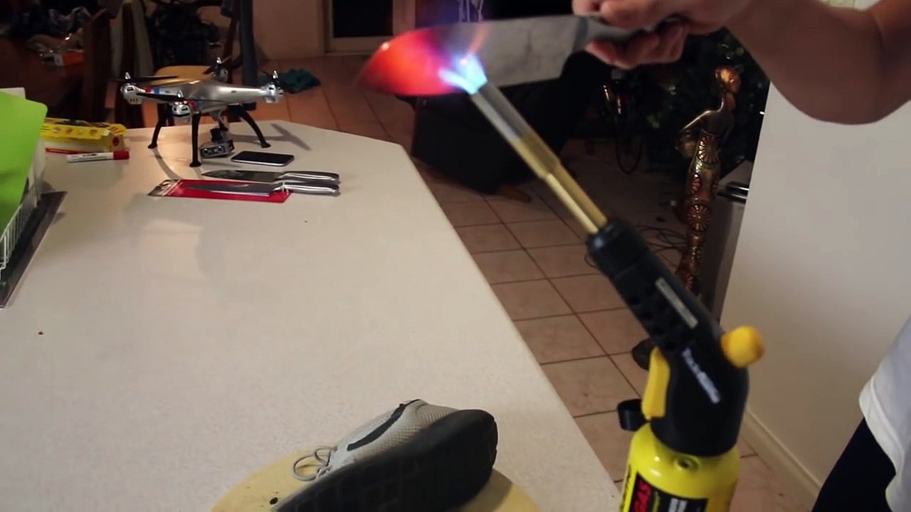 EXPERIMENT Glowing 1000 Degree KNIFE VS NIKE ROSHE SHOE!