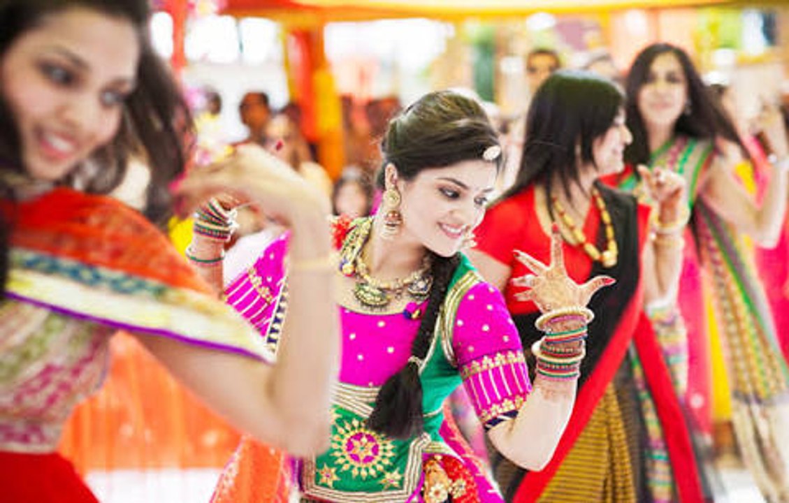 Mehndi Dance  Beautiful Girl Got Awesome Moves