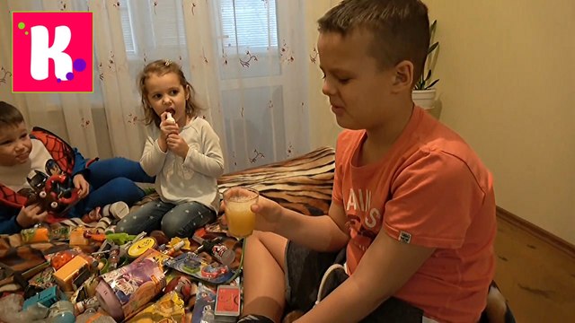 Катя у бабушки Лепит вареники Десерт с червяками Дедушка катает на машине и Много конфет для Ярика новое видео 2017