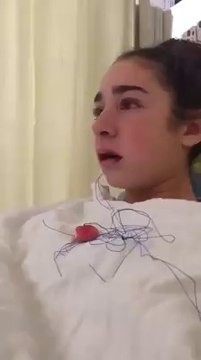 Vajzës i del mpirja dhe kupton që i kanë hequr një pjesë të gjuhës, reagimi i saj është epik