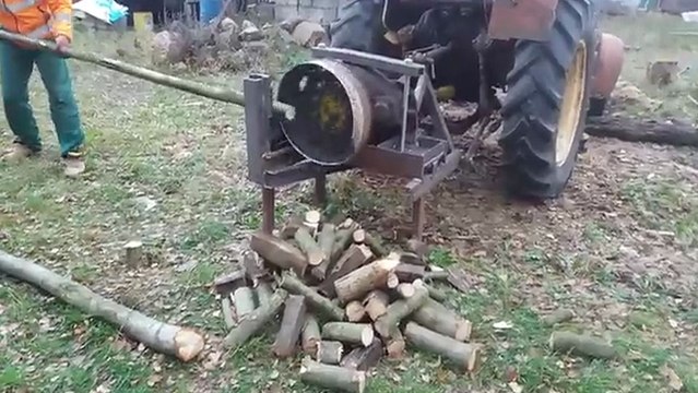 Ils coupent du bois avec un vieux tracteur