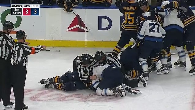 Enorme choc en Hockey sur Glace : KO direct sur la patinoire !