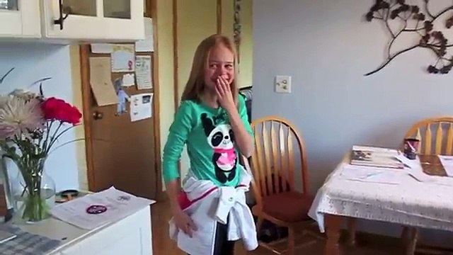 Il papà mette una scatola misteriosa vicino al tavolo. Ecco cosa accade poco dopo