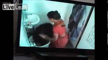 بالفيديو كاميرا سريه تكشف فضيحه عامله نظافه داخل الحمام .. ماذا تفعل ؟