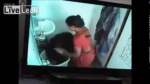 بالفيديو كاميرا سريه تكشف فضيحه عامله نظافه داخل الحمام .. ماذا تفعل ؟