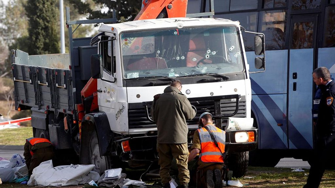 Camion sulla folla a Gerusalemme. Quattro morti e una decina di feriti.