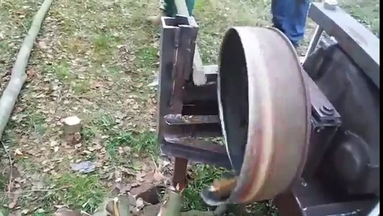 Système D : avec trois fois rien, il confectionne une machine très astucieuse pour couper le bois !