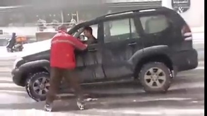 Arabayla kayarken röportaj veren adam