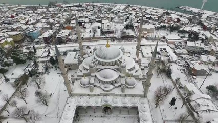 Bora zbardh Sulltanahmetin, perlën e Stambollit në Bosfor