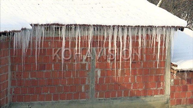 Banorët e katër fshatrave të Kamenicës të izoluar nga bora