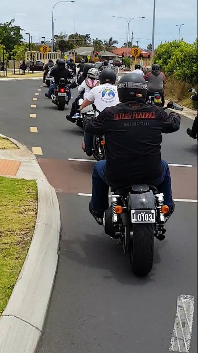 Un gang de motards vient souhaiter l'anniversaire d'un gamin... Enorme