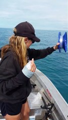 Elle peche à une main avec un bras dans le platre et choppe un beau poisson