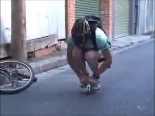 Dünyanın En Küçük Bisikletine Binen Adam