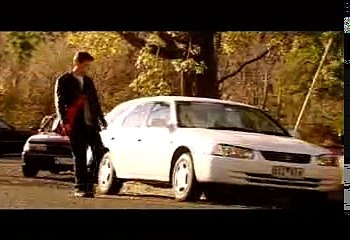 Un mec trop fan des rave party