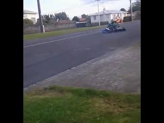 This go kart fitted with a 600cc motorcycle engine looks like fun! =D