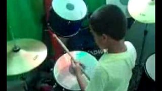 El mini chico dandole a los drums 5años