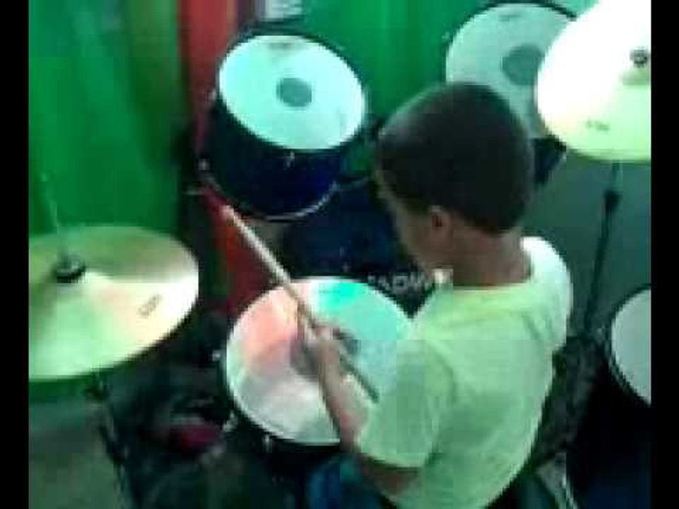 El mini chico dandole a los drums 5años