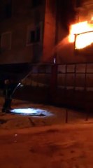 Një banesë përfshihet nga zjarri - Pejë