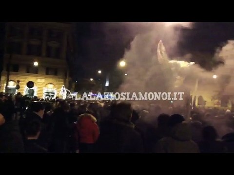 117 ANNI LAZIO - CORI E PETARDI A PIAZZA DELLA LIBERTA'